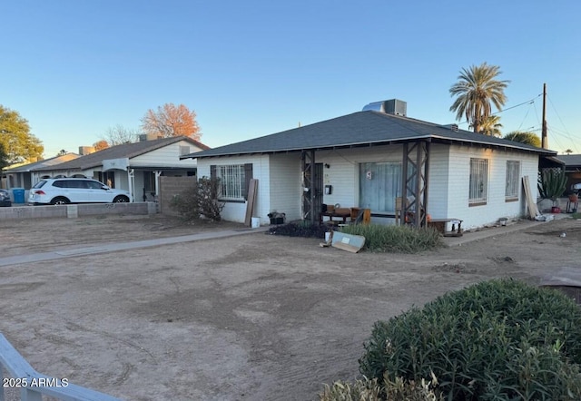 view of front facade with driveway