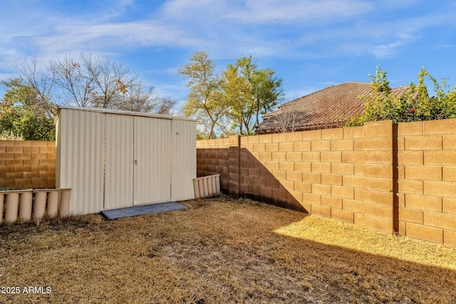 view of yard featuring a storage shed