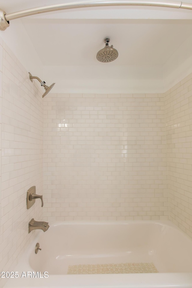 bathroom featuring tiled shower / bath