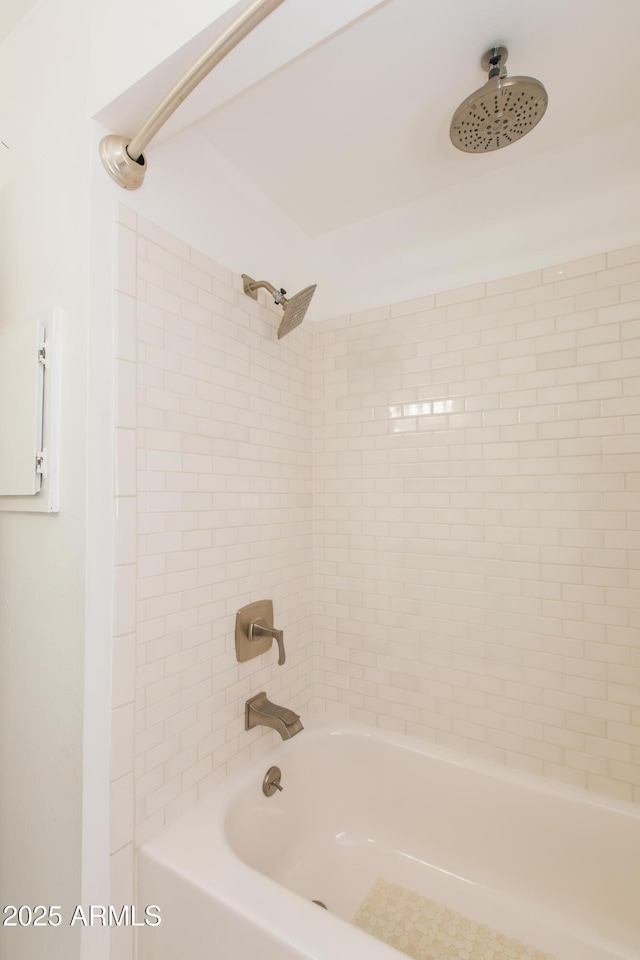 bathroom featuring tiled shower / bath