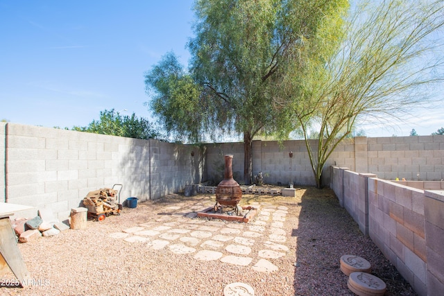 view of yard featuring an outdoor fire pit