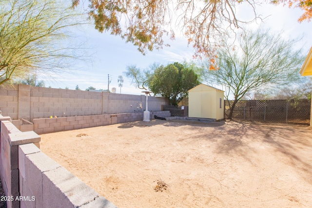 view of yard featuring a storage unit