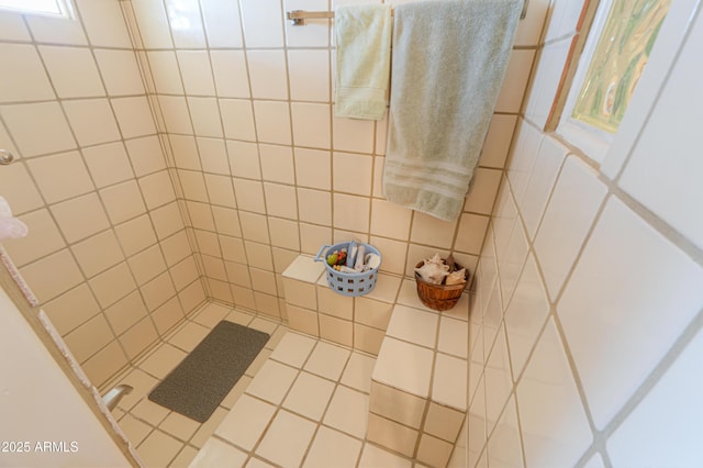 bathroom featuring a tile shower