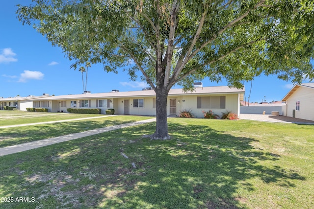 single story home featuring a front yard