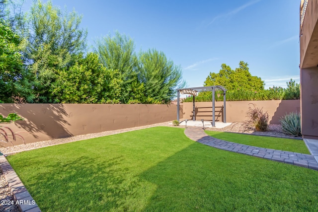 view of yard featuring a pergola