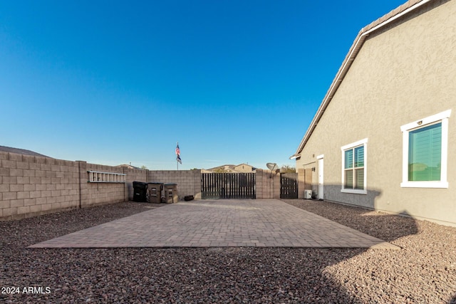 view of yard featuring a patio