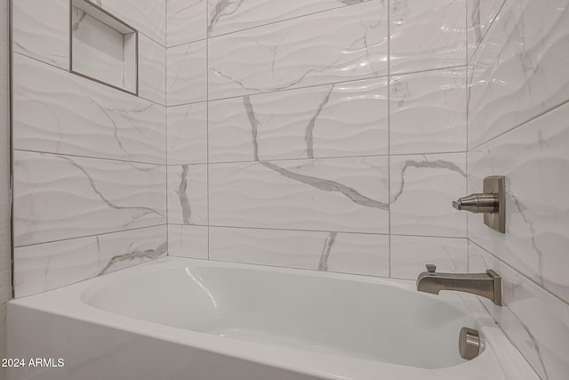 bathroom with tiled shower / bath combo