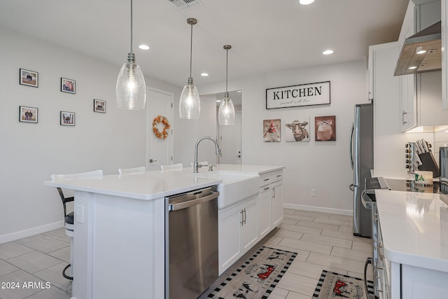 kitchen featuring sink, an island with sink, decorative light fixtures, and appliances with stainless steel finishes