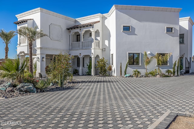 view of front facade featuring a balcony