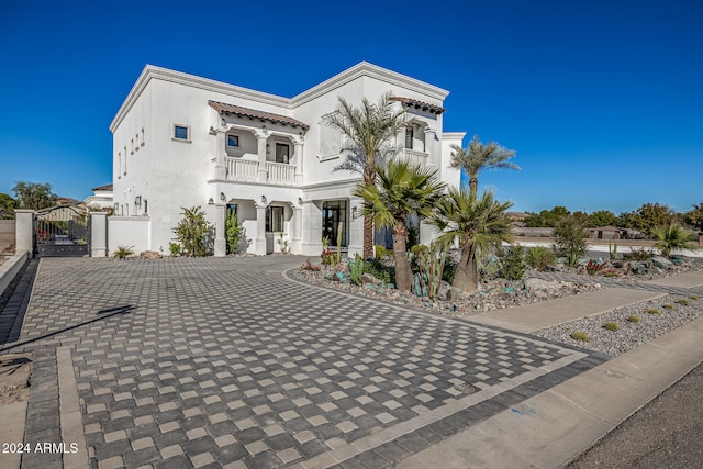 view of front of property featuring a balcony