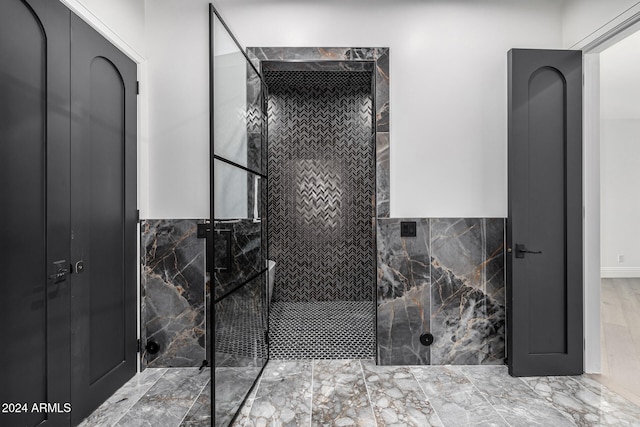 bathroom featuring tiled shower