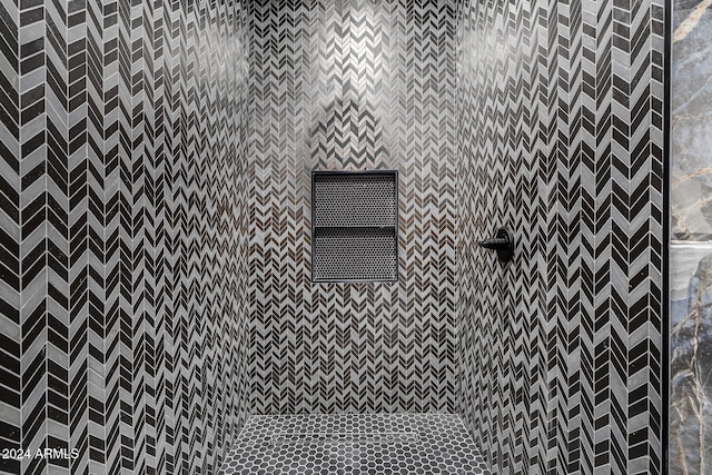 room details featuring a tile shower