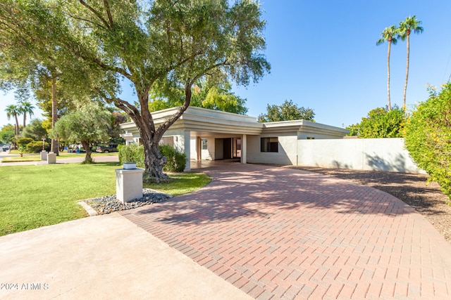 view of front of home featuring a carport and a front yard