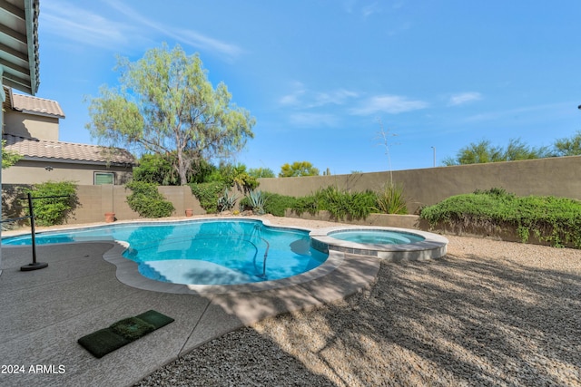 view of pool featuring an in ground hot tub