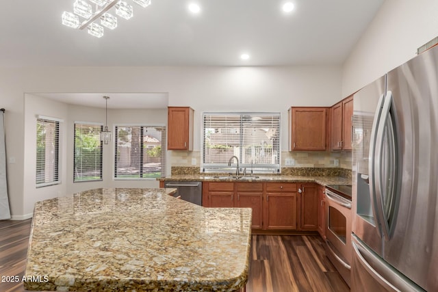 869 W Emerald Island Dr, Gilbert, AZ 85233 - kitchen with stainless steel appliances, a sink, dark wood-style flooring, backsplash, and recessed lighting