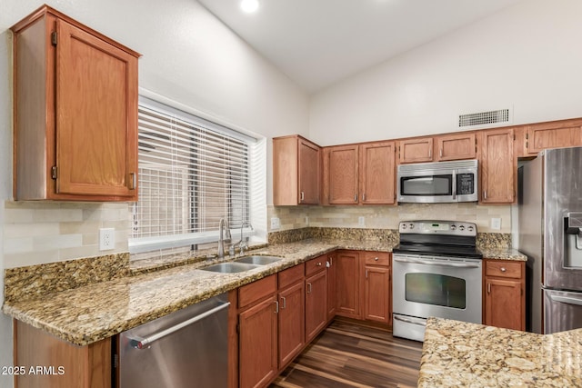 869 W Emerald Island Dr, Gilbert, AZ 85233 - kitchen with stainless steel appliances, a sink, dark wood-type flooring, backsplash, and vaulted ceiling