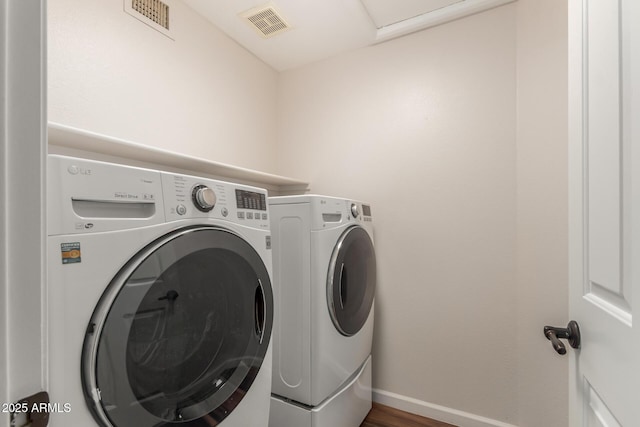 869 W Emerald Island Dr, Gilbert, AZ 85233 - laundry area featuring washer and clothes dryer, baseboards, and wood finished floors