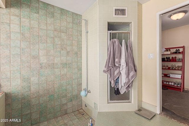 full bathroom featuring visible vents and a shower stall