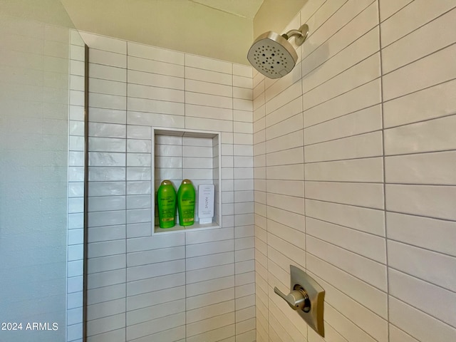 bathroom featuring tiled shower