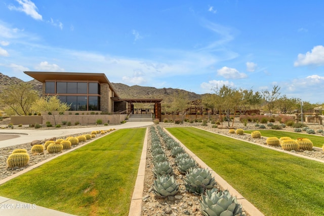 view of yard with a mountain view