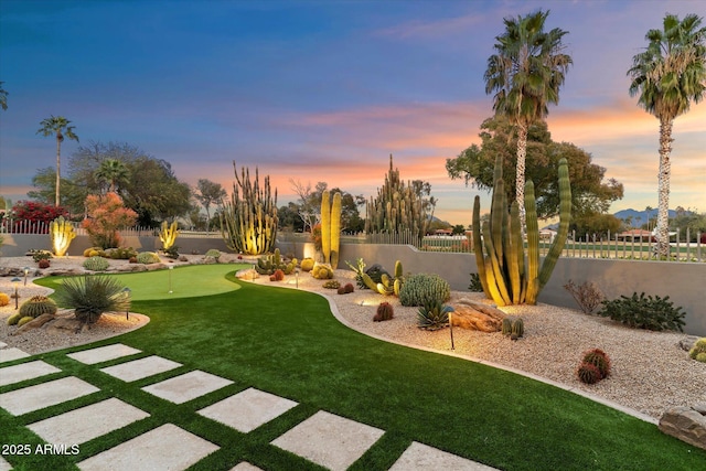 view of yard at dusk