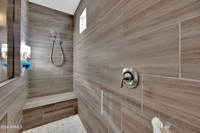 bathroom featuring a tile shower