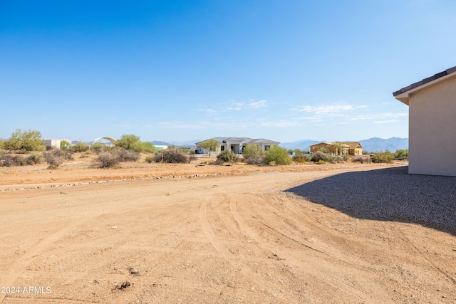 view of yard featuring a mountain view