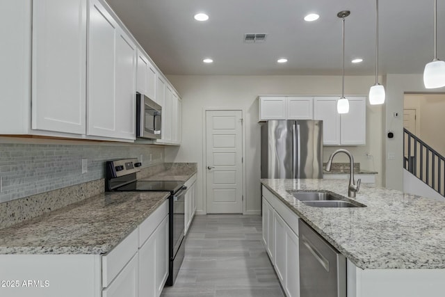 kitchen with visible vents, appliances with stainless steel finishes, tasteful backsplash, a sink, and recessed lighting