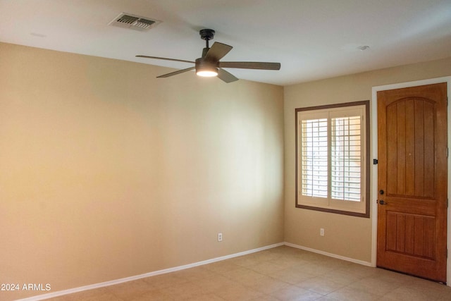 empty room featuring ceiling fan