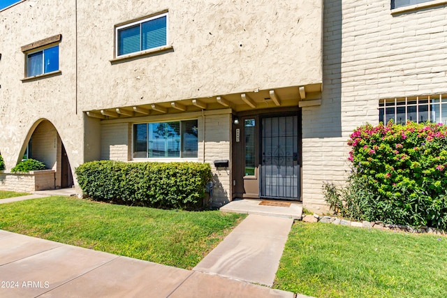 property entrance featuring a yard