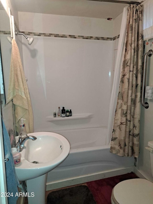 full bath with toilet and shower / bath combo