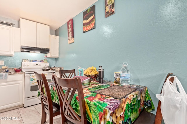 2747 E Wier Ave, Phoenix, AZ 85040 - dining area featuring a textured wall