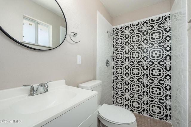 6223 W Earll Dr, Phoenix, AZ 85033 - bathroom with a tile shower and vanity