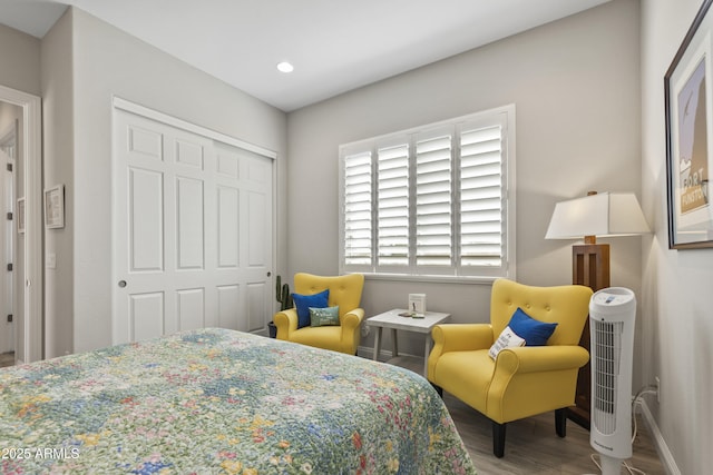 bedroom featuring a closet, baseboards, wood finished floors, and recessed lighting