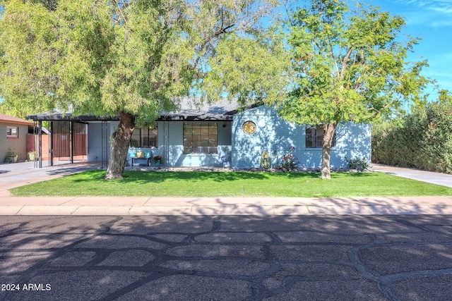 view of front of home featuring a carport and a front lawn