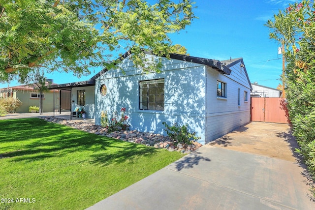 view of front of house with a front yard