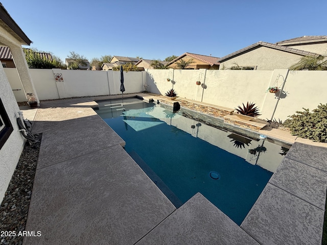 view of swimming pool