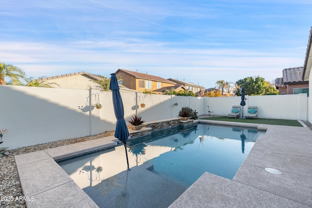 view of swimming pool