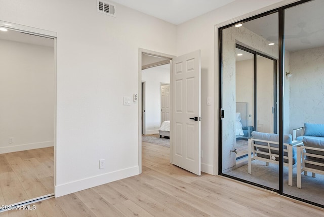 9708 E Via Linda Rd Unit 1350, Scottsdale, AZ 85258 - bedroom with light wood-style flooring, a closet, baseboards, and recessed lighting
