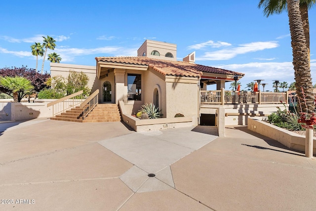 9708 E Via Linda Rd Unit 1350, Scottsdale, AZ 85258 - view of front facade featuring stucco siding, a tile roof, and a balcony