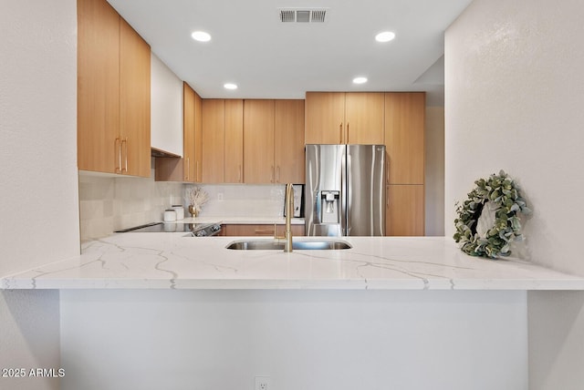 9708 E Via Linda Rd Unit 1350, Scottsdale, AZ 85258 - kitchen featuring stainless steel fridge, a sink, a peninsula, tasteful backsplash, and recessed lighting