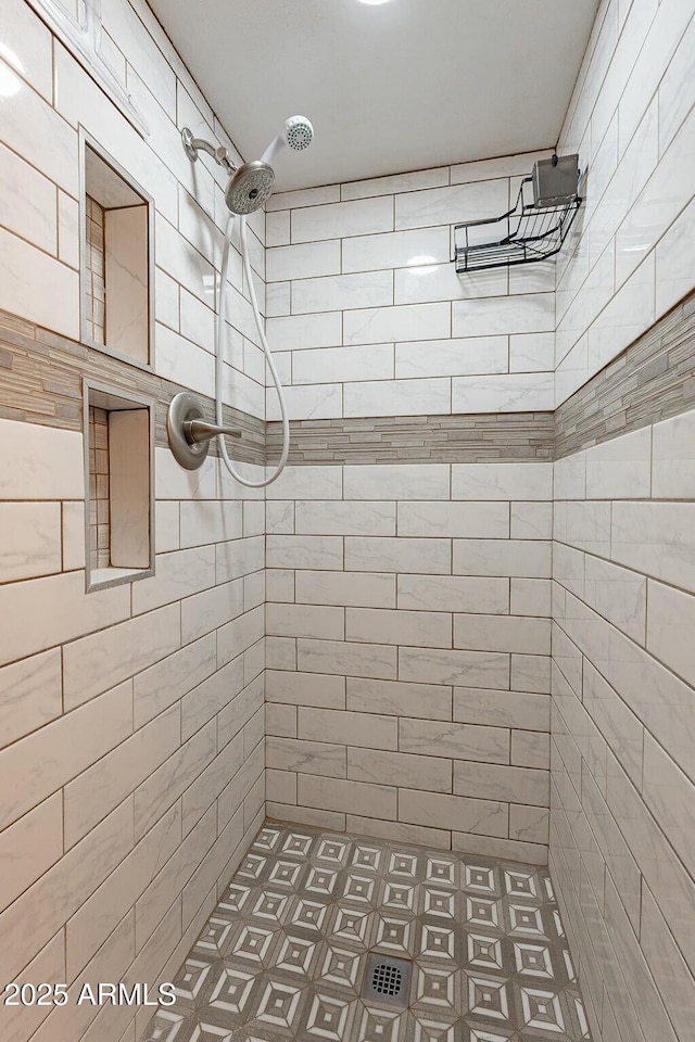 bathroom featuring tiled shower