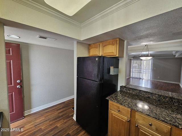 kitchen with freestanding refrigerator, dark wood finished floors, visible vents, and baseboards