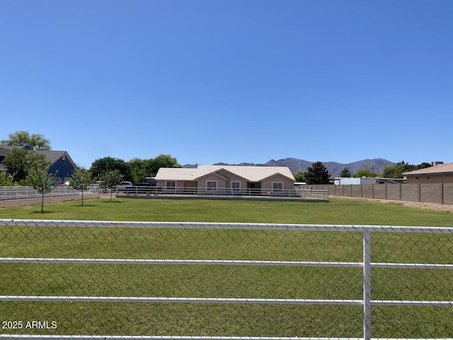 view of yard with fence and a mountain view