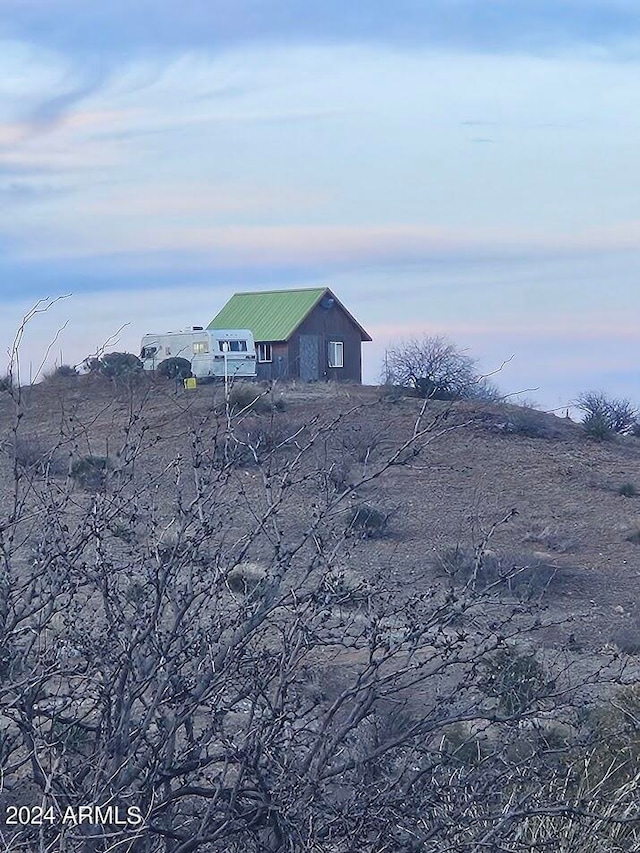 view of yard at dusk