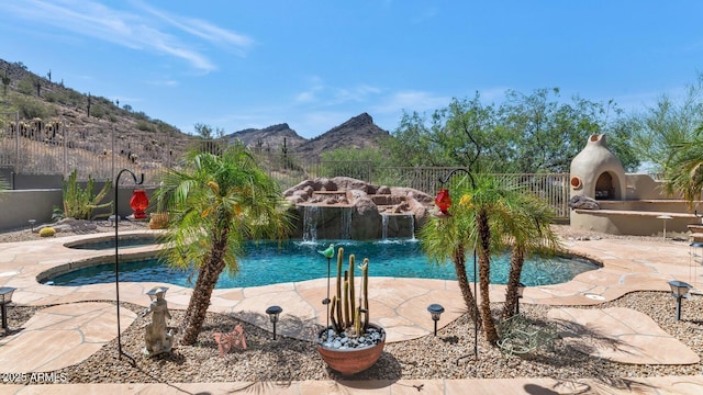 6133 W Fetlock Ter, Phoenix, AZ 85083 - view of pool featuring a mountain view, fence, an in-ground hot tub, and a patio