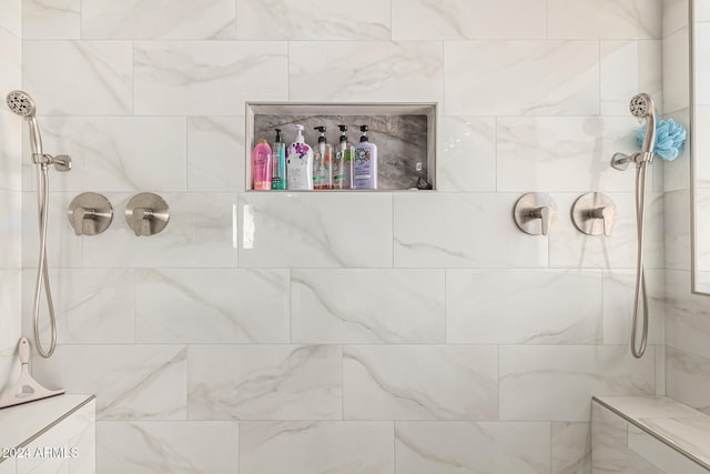 bathroom featuring a tile shower