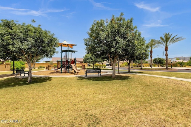 1725 E Chanute Pass, Phoenix, AZ 85040 - view of home's community featuring a lawn