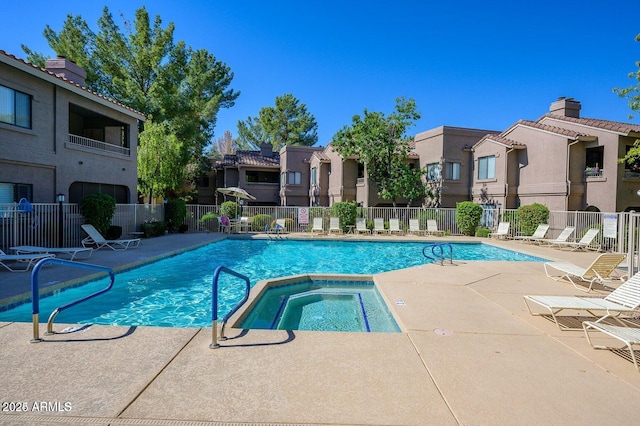 15252 N 100th St Unit 1164, Scottsdale, AZ 85260 - community pool with a hot tub, a patio, and a residential view
