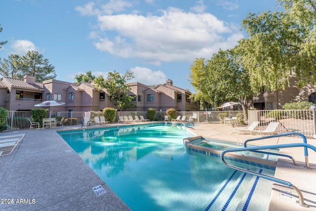 15252 N 100th St Unit 1164, Scottsdale, AZ 85260 - view of swimming pool with a patio, a residential view, and a pool with connected hot tub